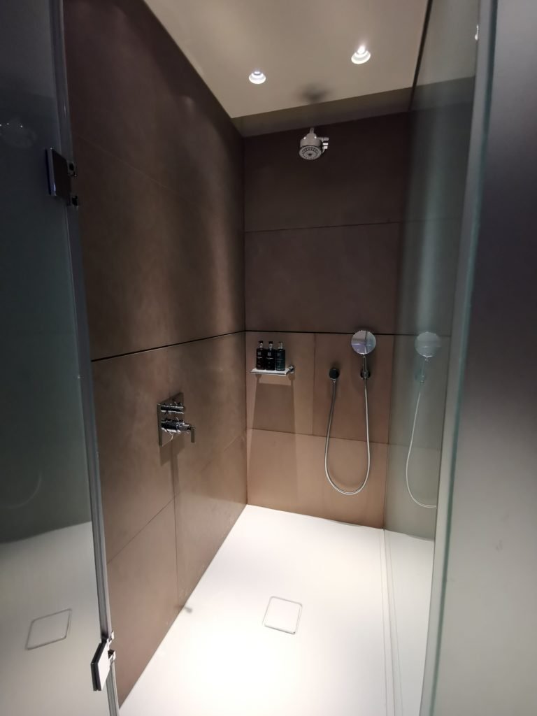 Al Mourjan lounge shower