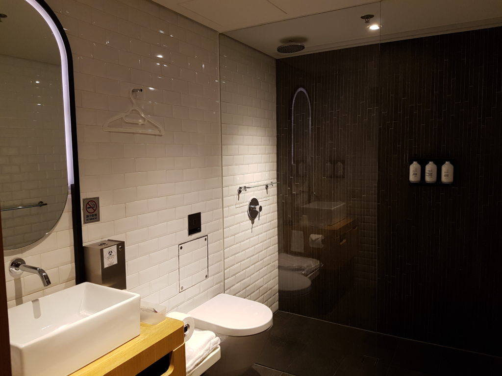 Qantas Lounge HKG shower