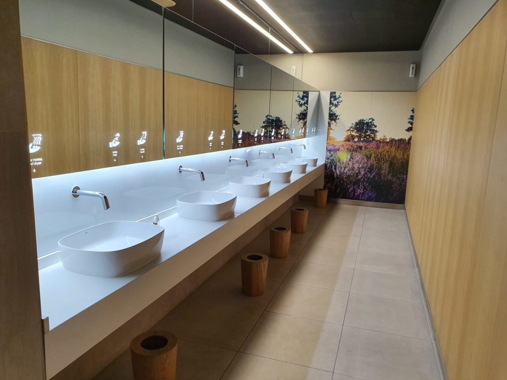 Iberia Premium Lounge T4 bathroom