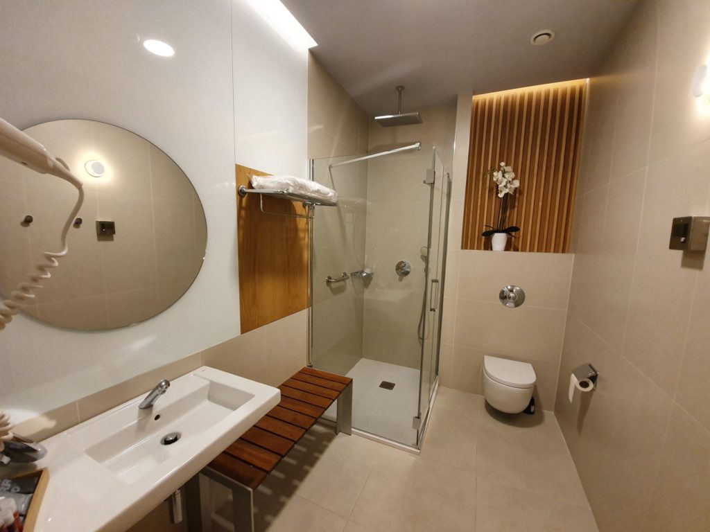 Iberia Premium Lounge T4S shower room