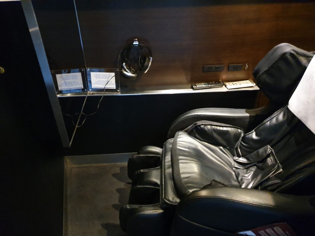 ANA SUITE Lounge Individual Pods with Massage Chairs 1