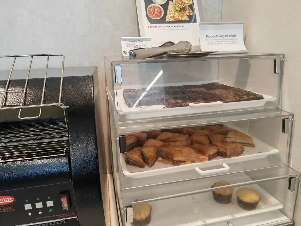 Admirals Club LaGuardia Snacks