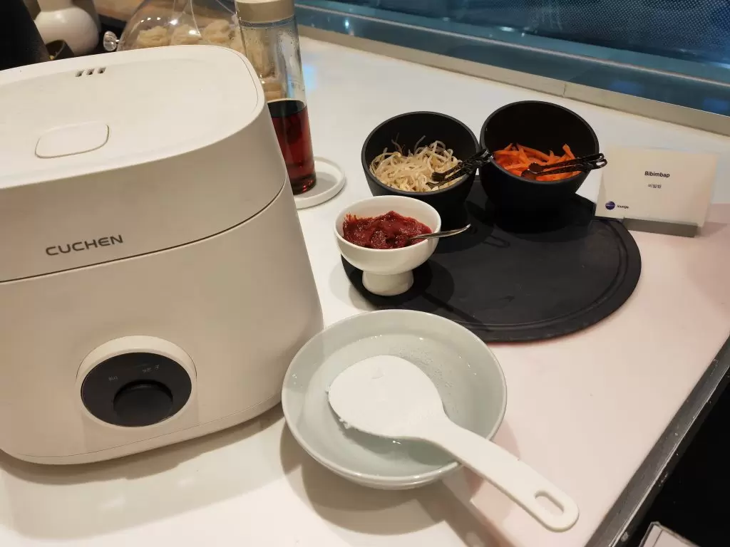 oneWorld Lounge ICN Make Your Own Bimibap