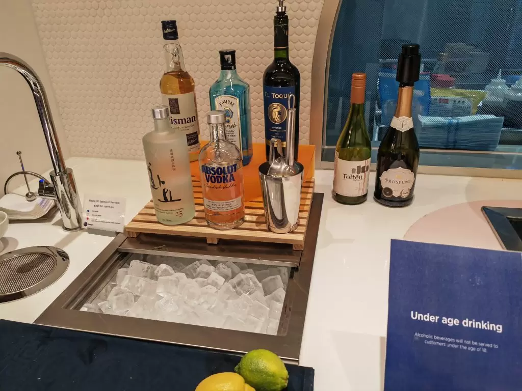 oneWorld Lounge ICN Self Help Drinks