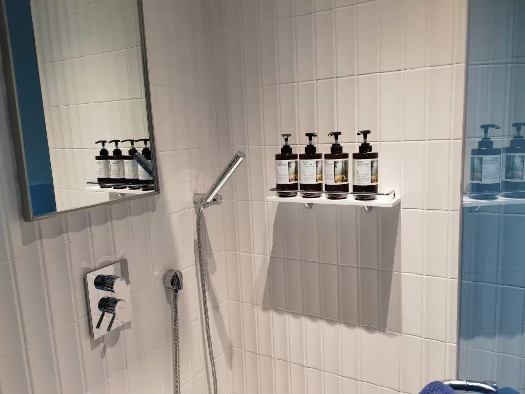 oneWorld Lounge ICN Shower with Mirror