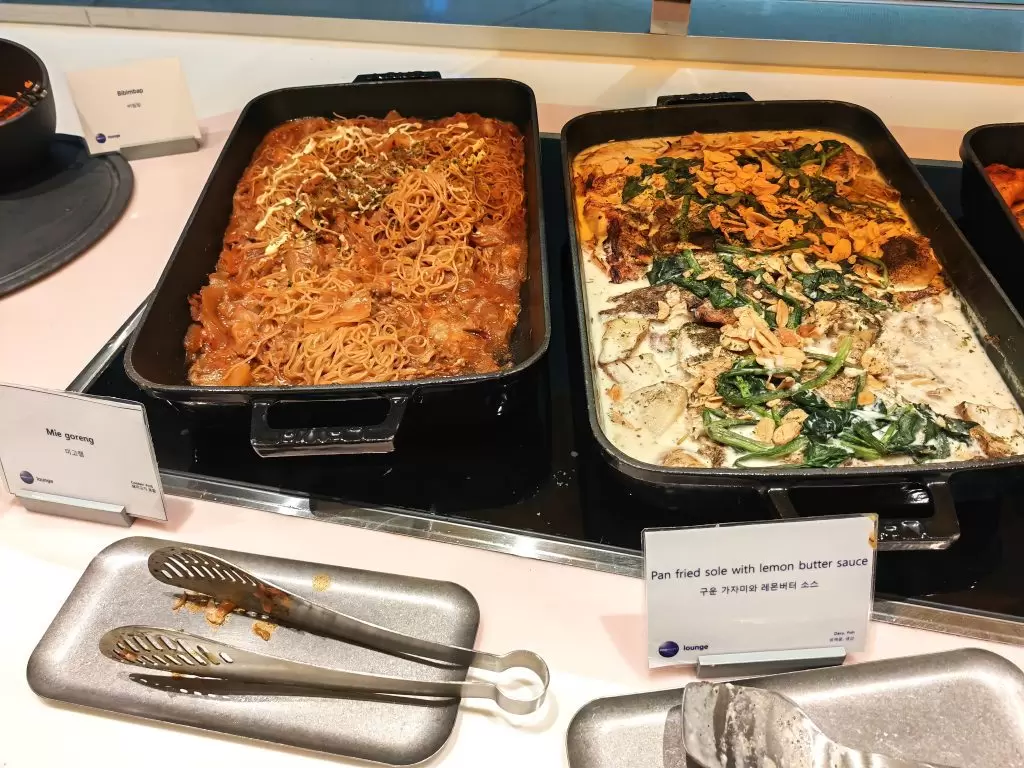 oneWorld Lounge Seoul Hot Food options 1