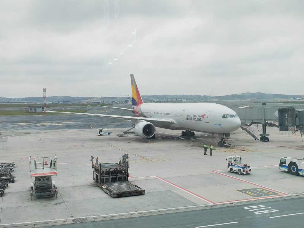 Asiana Airlines 777 at IST