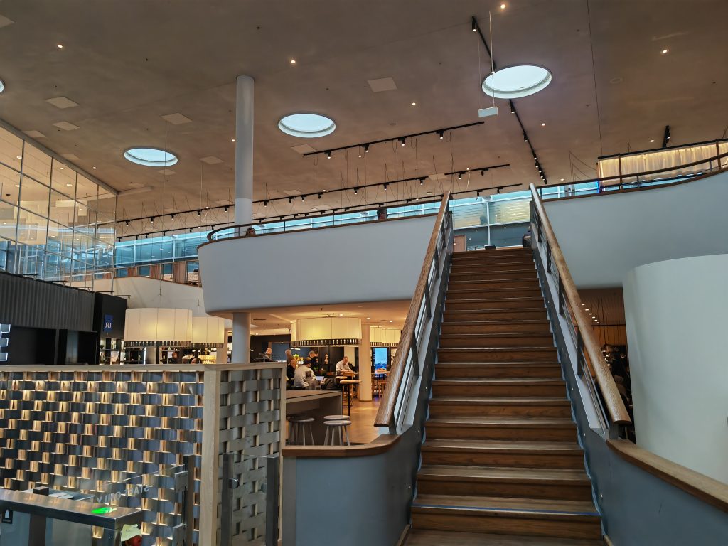 SAS Lounge CPH Entrance & Stairs Up