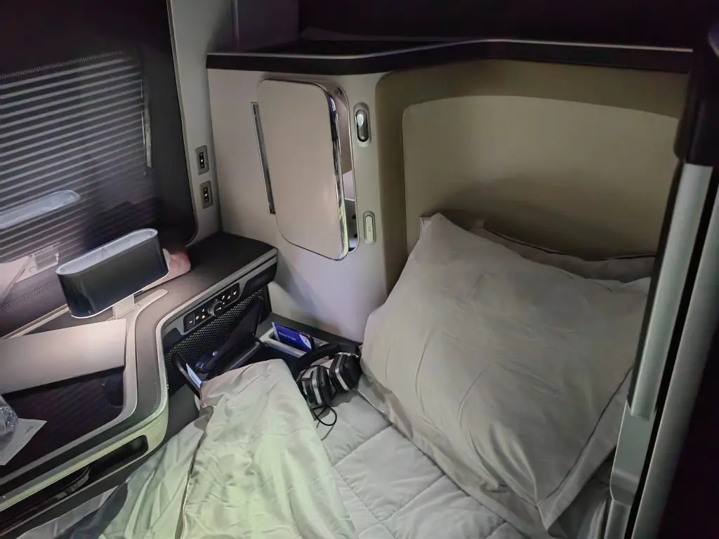 British Airways 777 Suites First Class LAX to London Bedtime British Airways 777 Suites First Class Los Angeles To LHR - Bed