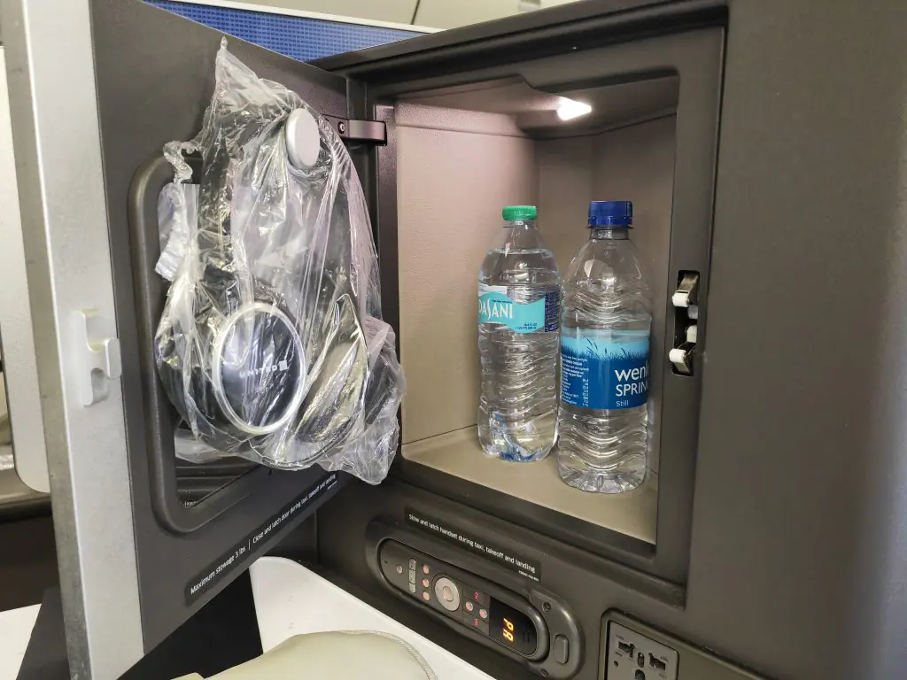 United Polaris 767 London to Newark Headphones & Water Bottles United Polaris 767 London to Newark Headphones & Water Bottles