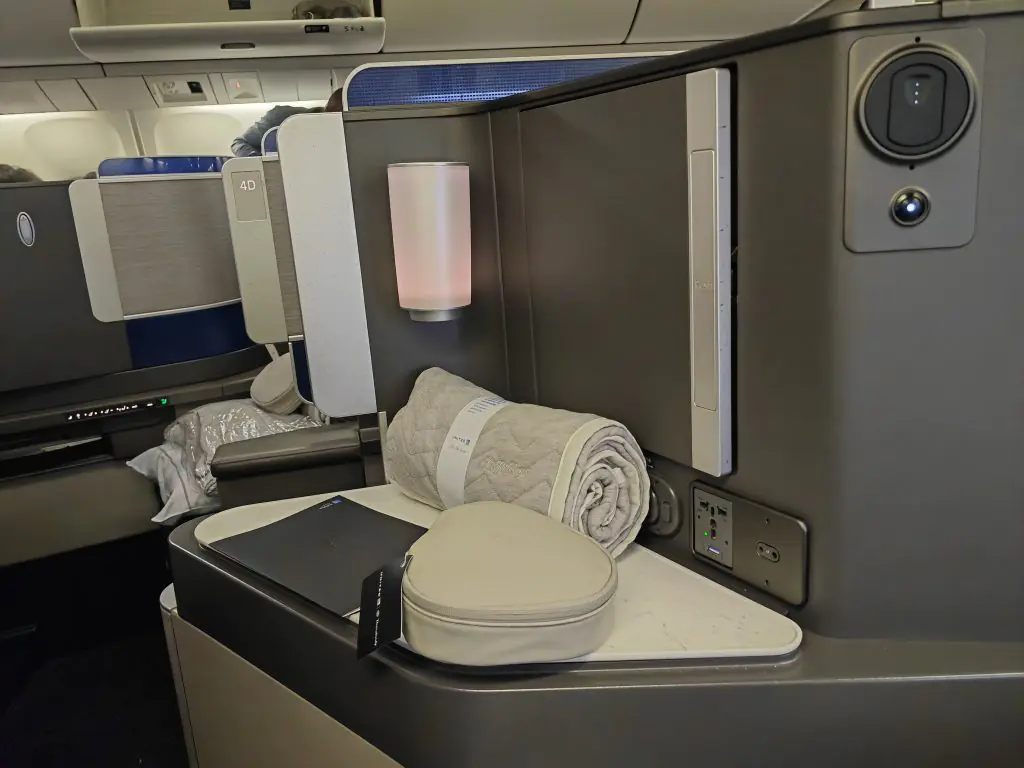 United Polaris 767 London to Newark Side Console & Amenities United Polaris 767 London to Newark Side Console & Amenities