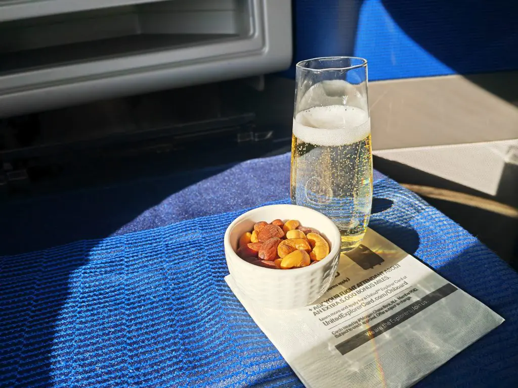 United Polaris Business 767 Take off Champagne & Warm nuts United Polaris Business 767 Take off Champagne & Warm nuts