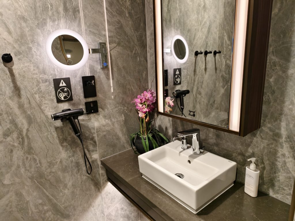 Singapore SilverKris LHR Shower Room Singapore SilverKris LHR Shower Room
