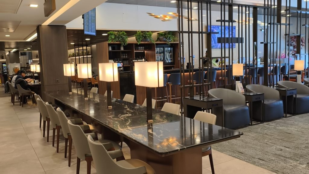 Singapore SilverKris Lounge Bar Area Singapore SilverKris Lounge Bar Area