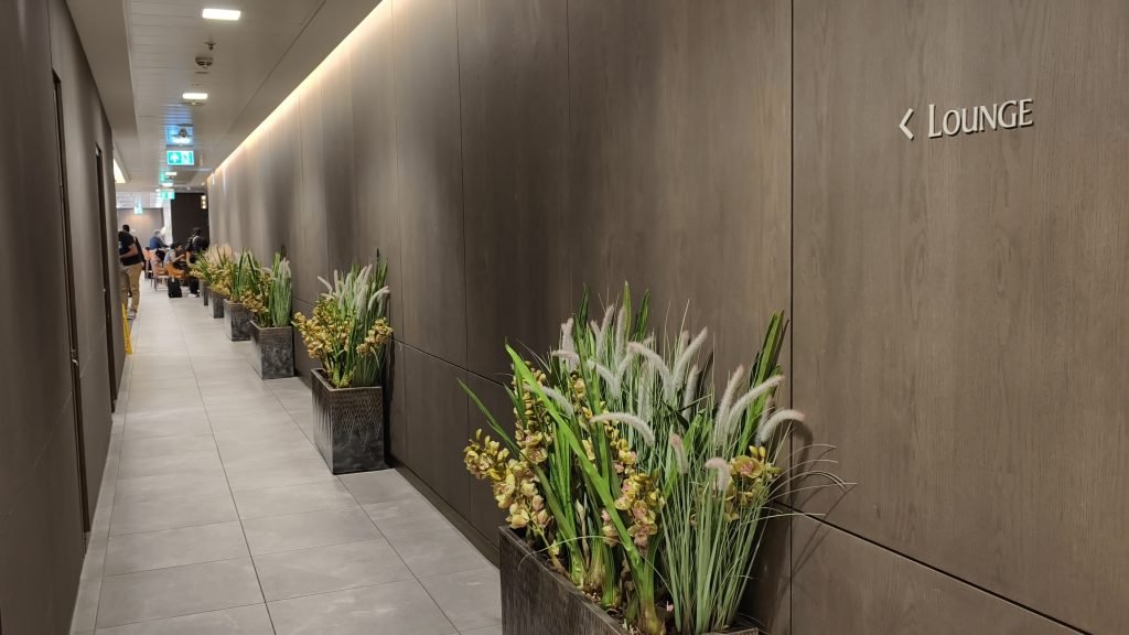 Singapore SilverKriss Lounge Heathrow Hallway In Singapore SilverKriss Lounge Heathrow Hallway In