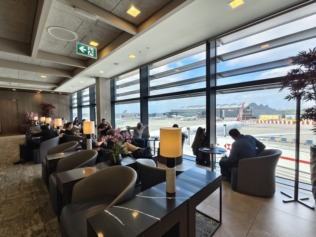 Singapore SilverKriss Lounge Heathrow Seating by Window Singapore SilverKriss Lounge Heathrow Seating by Window