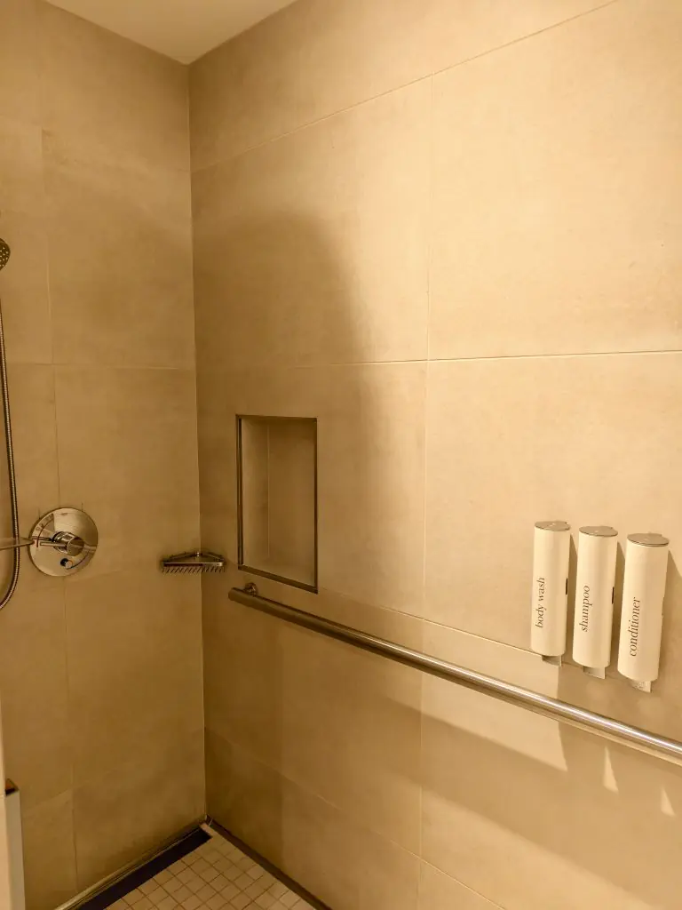Chelsea Lounge JFK Shower Chelsea Lounge JFK Shower