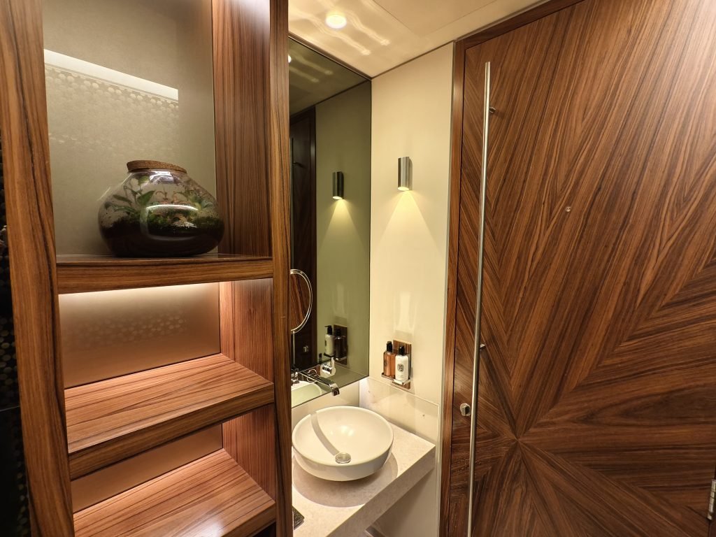 Qatar Lounge Heathrow Restroom Qatar Lounge Heathrow Restroom