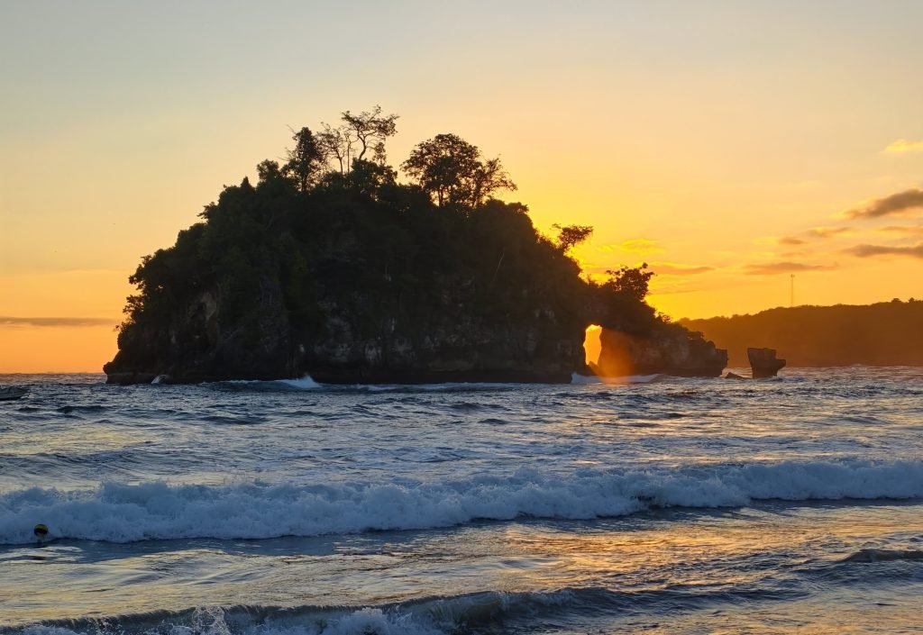 What to do in Nusa Penida: Crystal Bay Sunset