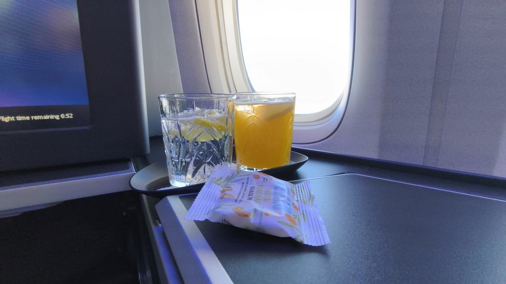 BA213 Club World Post Takeoff Drinks Service BA213 Club World Post Takeoff Drinks Service